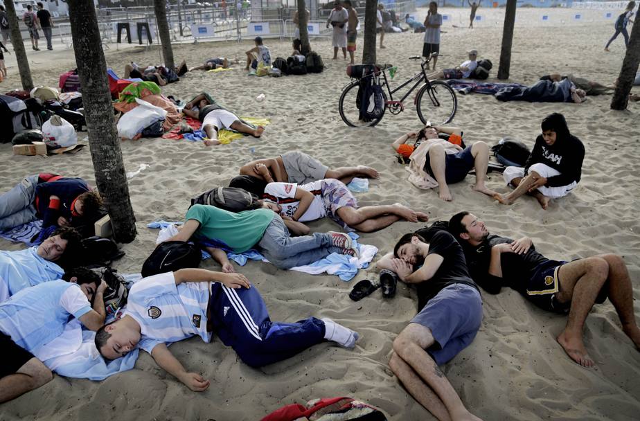 A centinaia hanno passato la notte in spiaggia, sulla mitica spiaggia di Copacabana, in attesa di Argentina-Bosnia. Ap